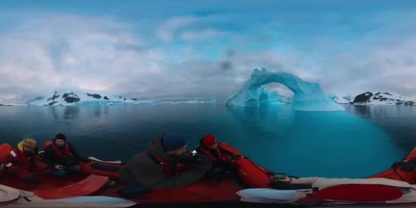 2024年 観光客は膨脹可能なボートに座り 南極の氷山を探検する 南極の氷山間を移動する観光船の映像 — ストック動画