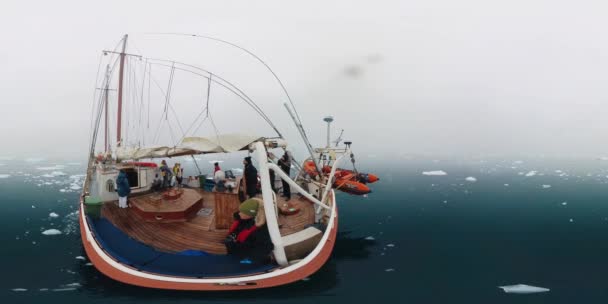 Πλάνα Από Κρουαζιερόπλοιο Που Πλέει Στην Ανταρκτική Ιστιοπλοϊκό Κινείται Ανάμεσα — Αρχείο Βίντεο