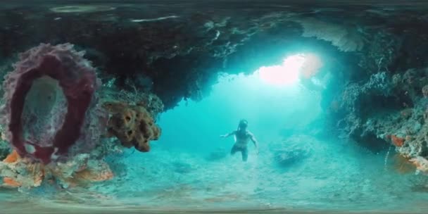 Nagranie Pływania Freediver Pod Wodą Tropikalnym Morzu Odkrywania Skomplikowanego Krajobrazu — Wideo stockowe
