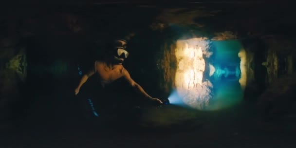 Images Plongeur Nageant Dans Grotte Man Freediver Nage Sous Eau — Video