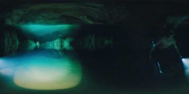 洞窟で泳いでいる解放された川の様子 人間はトーチで水中で泳ぎ 西パプア地域 ラジャ アムパット インドネシアの洞窟を探検します — ストック動画