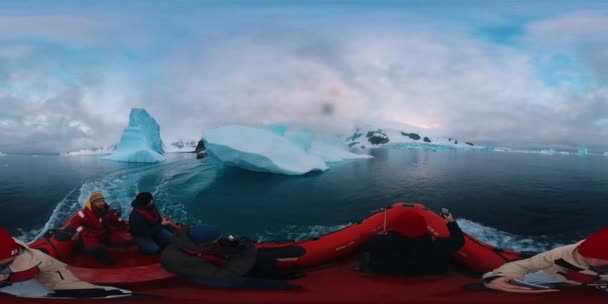 Ανταρκτικη Φεβρουαριου 2024 Τουρίστες Κάθονται Στο Φουσκωτό Σκάφος Και Εξερευνούν Πλάνα Αρχείου