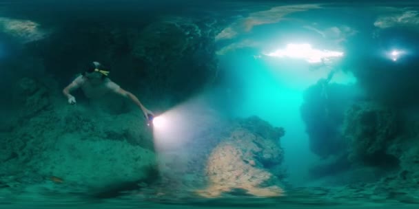 Filmagem Nadador Livre Caverna Homem Livre Nada Debaixo Água Com — Vídeo de Stock