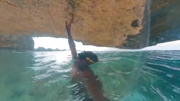 Freediver Svømmer Vandet Det Tropiske Hav Udforsker Indviklede Seascape West – Stock-video