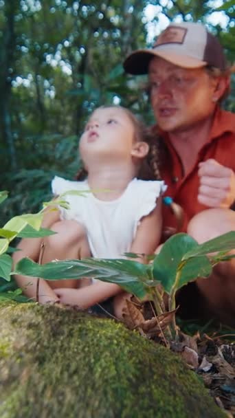 Știința Pădurilor Pentru Copii Tatăl Fiica Explorează Pădurea Privește Furnicile — Videoclip de stoc