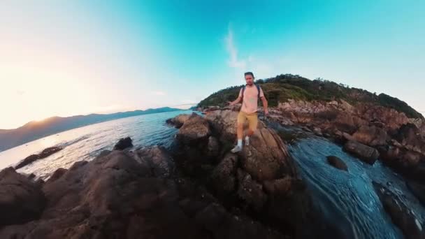 Günlük Kıyafetli Balıkçı Elinde Oltayla Kayalık Deniz Kıyısında Yürüyor — Stok video
