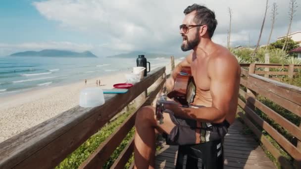 Florianopolis Campeche Brasil Marzo 2024 Hombre Brasileño Toca Guitarra Bebe — Vídeos de Stock