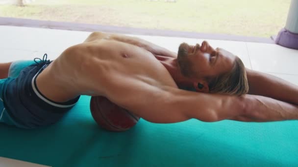 Fit Man Doet Stretching Oefeningen Tropische Tuin — Stockvideo