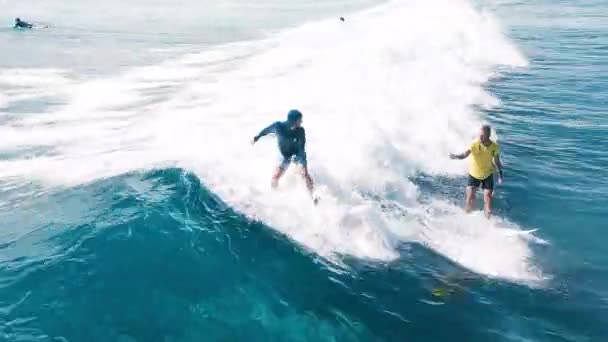 Přátelé Surfují Dělí Vlnu Pak Pádlují Zase Spolu Stock Video