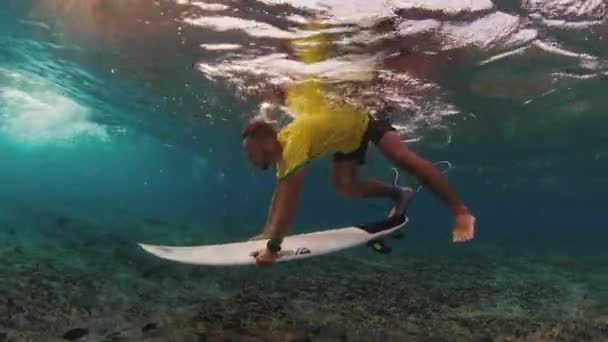 Sarı Tişörtlü Sörfçü Maldivler Sörf Tahtasıyla Dalganın Altına Dalıyor — Stok video