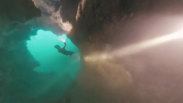 Wolne Nurkowanie Jaskini Człowiek Freediver Wypływa Jaskini Pochodnią Spotyka Swojego — Wideo stockowe