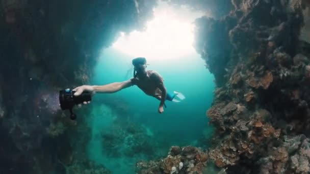 프리다이빙 프리디버는 횃불로 수영하고 인도네시아 파푸아 지역을 — 비디오