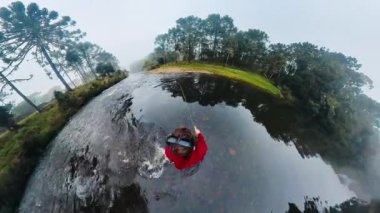 Balıkçı balıkçı balıkçı balıkçı balıkçı oltasıyla temiz nehri geçiyor.