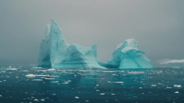 Παγόβουνο Επιπλέει Στα Ήρεμα Νερά Στην Ανταρκτική Πλάνα Αρχείου