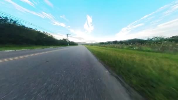 Człowiek Niebieskim Sprzęcie Szybko Jeździ Rowerze Wsi — Wideo stockowe