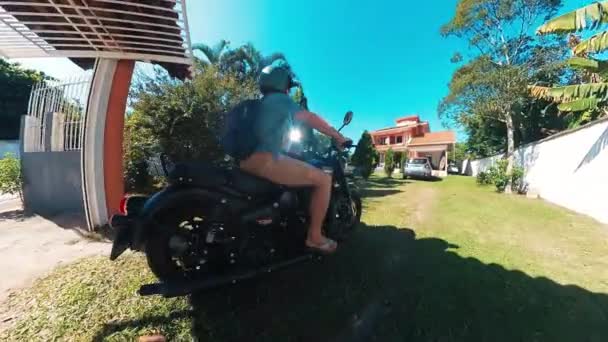 Florianopolis Brazil March 2024 Чоловік Їде Чорному Королівському Мотоциклі Enfield — стокове відео