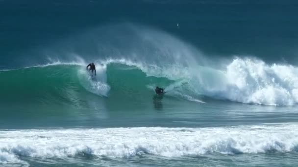 ブラジルの波のボディーボーダーで短いボードが低下するサーファー — ストック動画