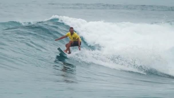Surfař Jezdí Vlnách Maledivách — Stock video