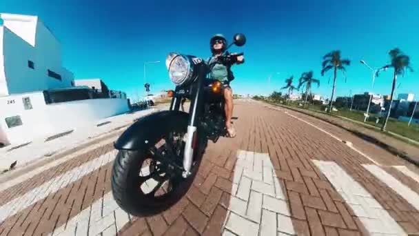 Człowiek Jeździ Czarnym Motocyklu Ulicy Obszarze Miejskim — Wideo stockowe