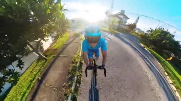 Hombre Equipo Azul Ciclismo Área Urbana — Vídeos de Stock