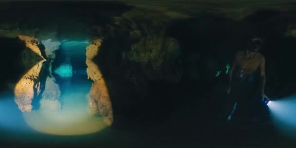 Filmación Del Freediver Nadando Cueva Hombre Libre Nada Bajo Agua — Vídeos de Stock