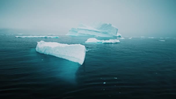 Ікеберг Плаває Спокійній Воді Антарктиді Відеокліп