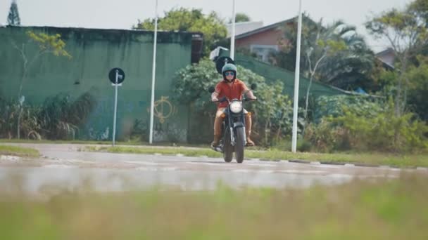 Чоловік Їде Чорним Мотоциклом Вулиці Бразилії Відеокліп