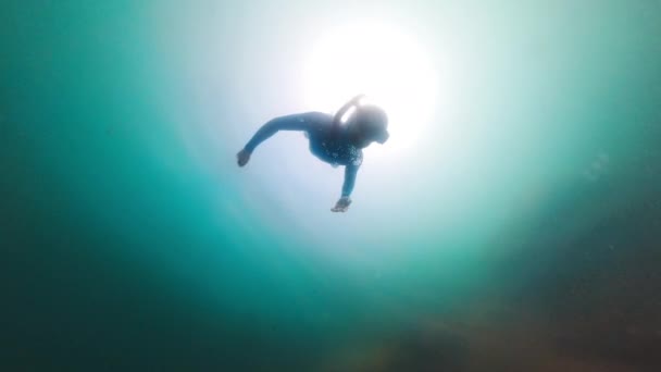 Hombre Freediver Nada Bajo Agua Océano Explorar Fondo Rocoso — Vídeos de Stock