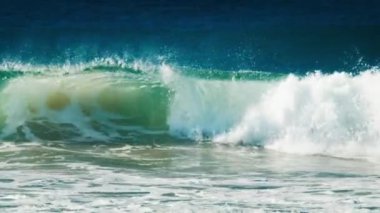 Brezilya kıyılarında dalgalar kopuyor.