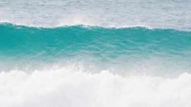 Brezilya 'da okyanus dalgaları kıyıya vuruyor