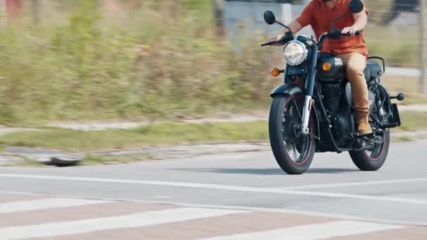 Florianopolis Brasilien März 2024 Mann Fährt Schnelles Schwarzes Motorrad Royal — Stockvideo