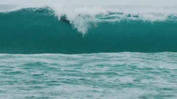冲浪运动员在巴西乘风破浪 — 图库视频影像