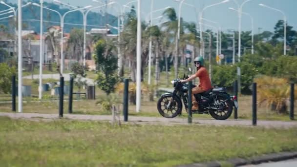 フロリアノポリス ブラジル マルシル 2024年 ブラジルの路上で黒ロイヤルエンフィールドクラシック350オートバイに乗る男 — ストック動画