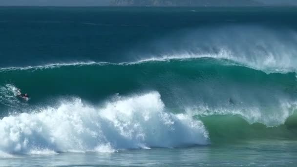 サーファーがブラジルの波に乗る — ストック動画