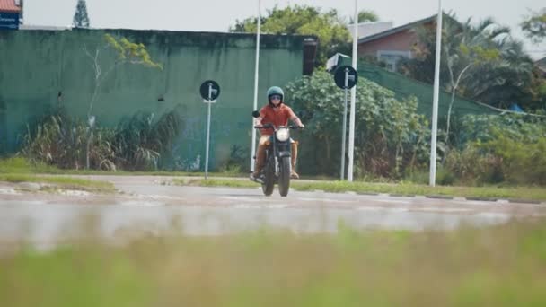 Florianopolis Brasilien März 2024 Mann Fährt Schwarzes Motorrad Royal Enfield — Stockvideo