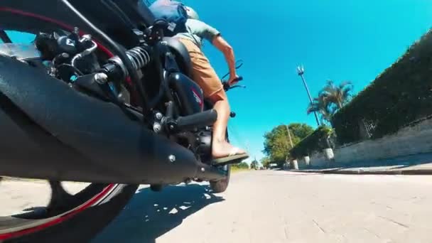 Florianopolis Brasilien März 2024 Mann Fährt Schwarzes Motorrad Royal Enfield — Stockvideo