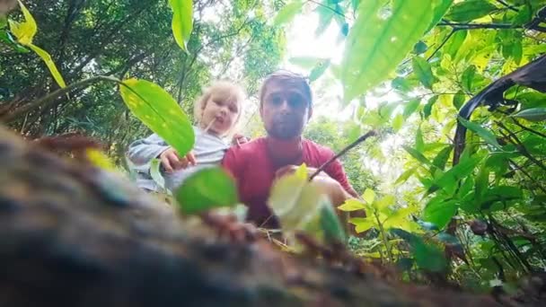 Ciência Família Homem Adulto Com Criança Senta Floresta Tropical Observa — Vídeo de Stock