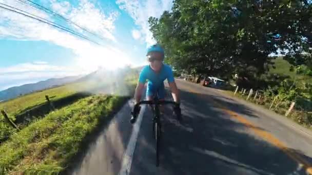 Άνθρωπος Μπλε Εξοπλισμό Που Ποδηλατεί Γρήγορα Στην Αγροτική Περιοχή Βίντεο Κλιπ