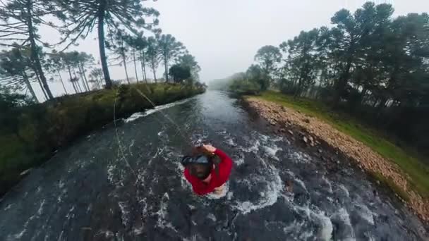 Рибалка Літає Риболовлю Швидкій Річці Завдає Удару — стокове відео