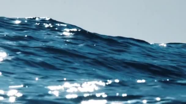 オープンオーシャンで巨大な波が転がる — ストック動画