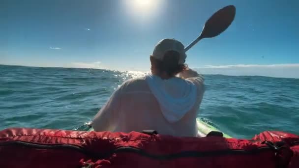 Человек Гребёт Каяк Открытом Море Рассвете — стоковое видео