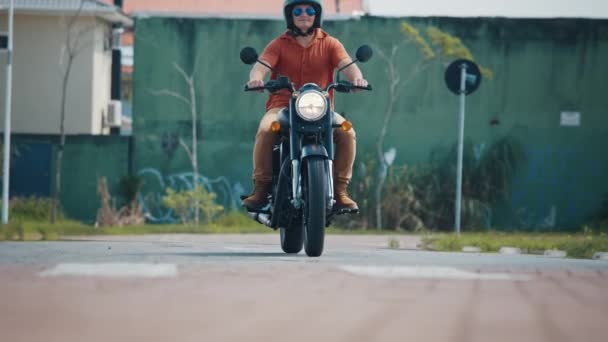 Man Åker Svart Motorcykel Gatan Brasilien — Stockvideo
