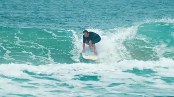 Surfista Cai Água Durante Decolagem — Vídeo de Stock