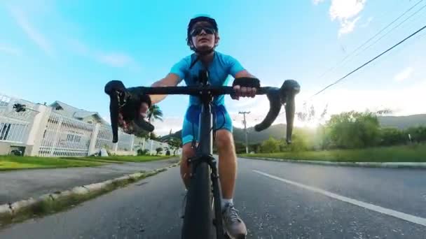 Людина Блакитному Обладнанні Їзда Велосипеді Міській Місцевості Відеокліп