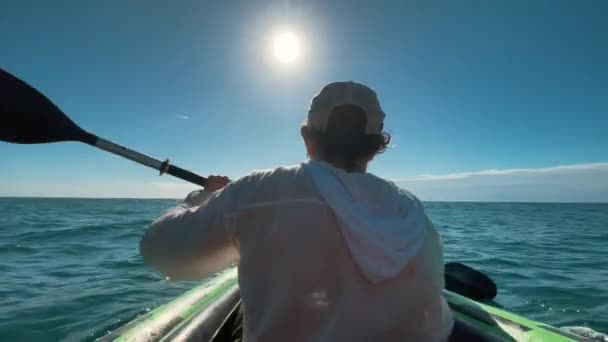 Человек Гребёт Каяк Открытом Море Рассвете — стоковое видео
