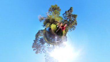 Baba kızıyla nehirde balık tutuyor.