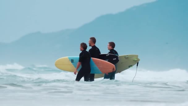 Tři Surfaři Chodí Pláži Surfy Vstupují Oceánu — Stock video