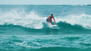 FLORIANOPOLIS, CAMPECHE, BRAZIL - 7 Nisan 2024: Brezilya 'daki küçük dalgalı dalgada profesyonel sörfçü trenleri