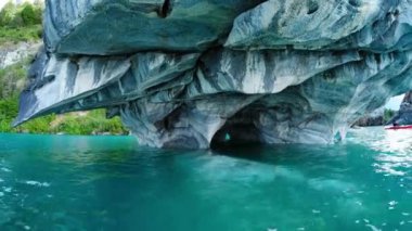 Şili Patagonya, Mermer Mağaralar, Şili Bölgesi, Şili 'deki General Carrera Gölü üzerinde mağaraları olan kireçtaşı oluşumu