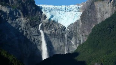 Şili 'deki Queulat Ulusal Parkı' nda Şelale